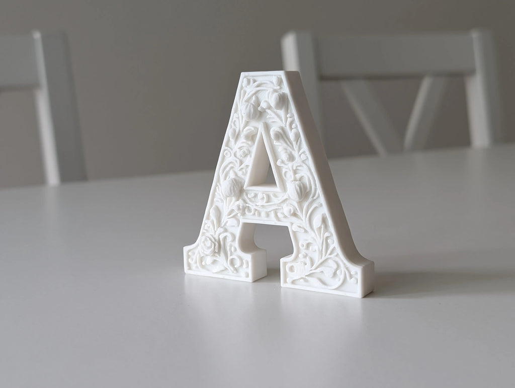 ⚜️ BaroqueInitial 3D | Literă Decorativă Sculptată în Relief