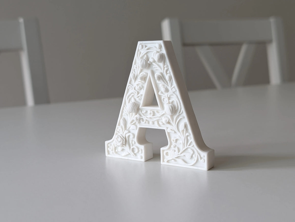 ⚜️ BaroqueInitial 3D | Literă Decorativă Sculptată în Relief