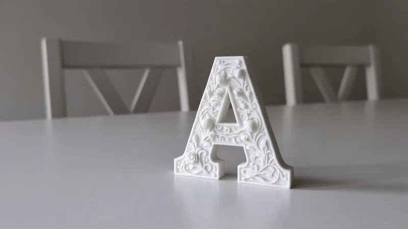 ⚜️ BaroqueInitial 3D | Literă Decorativă Sculptată în Relief