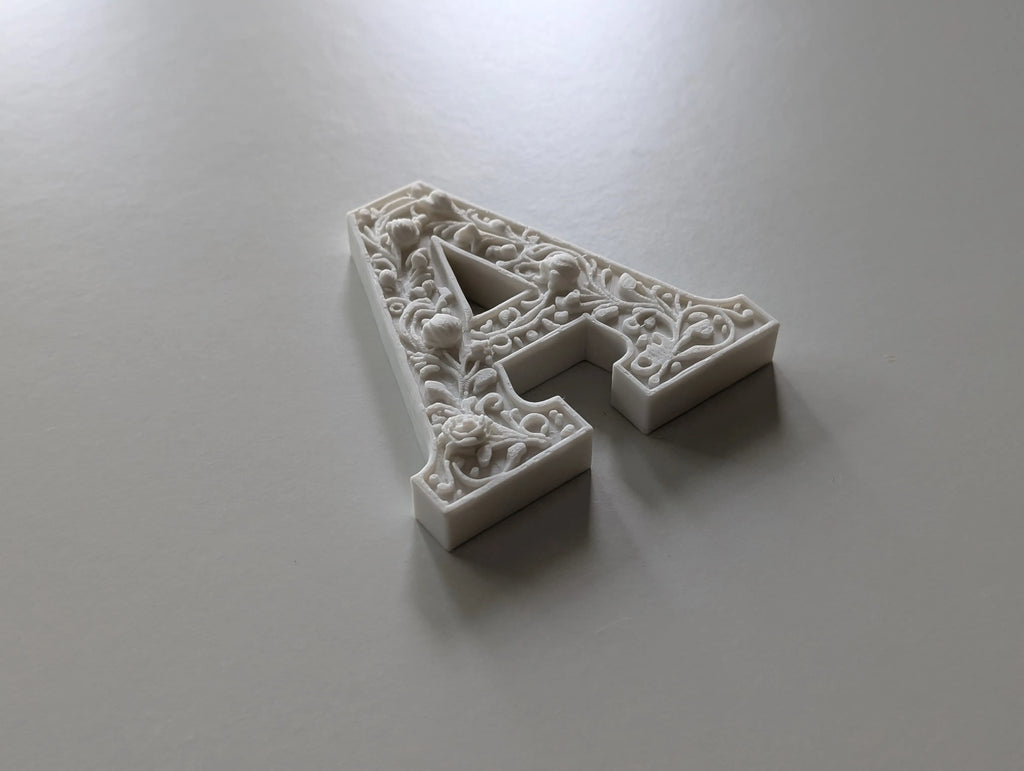 ⚜️ BaroqueInitial 3D | Literă Decorativă Sculptată în Relief