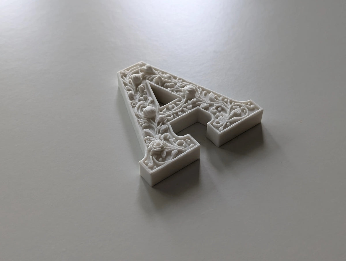 ⚜️ BaroqueInitial 3D | Literă Decorativă Sculptată în Relief
