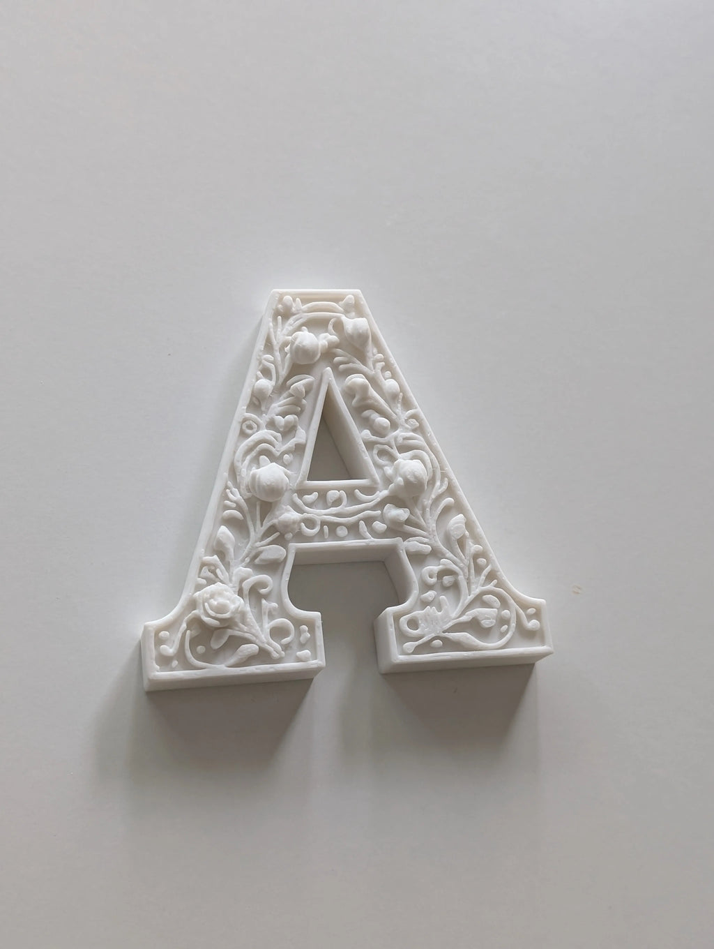 ⚜️ BaroqueInitial 3D | Literă Decorativă Sculptată în Relief