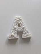 ⚜️ BaroqueInitial 3D | Literă Decorativă Sculptată în Relief