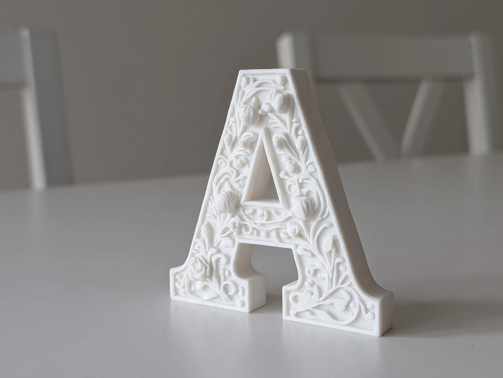 ⚜️ BaroqueInitial 3D | Literă Decorativă Sculptată în Relief