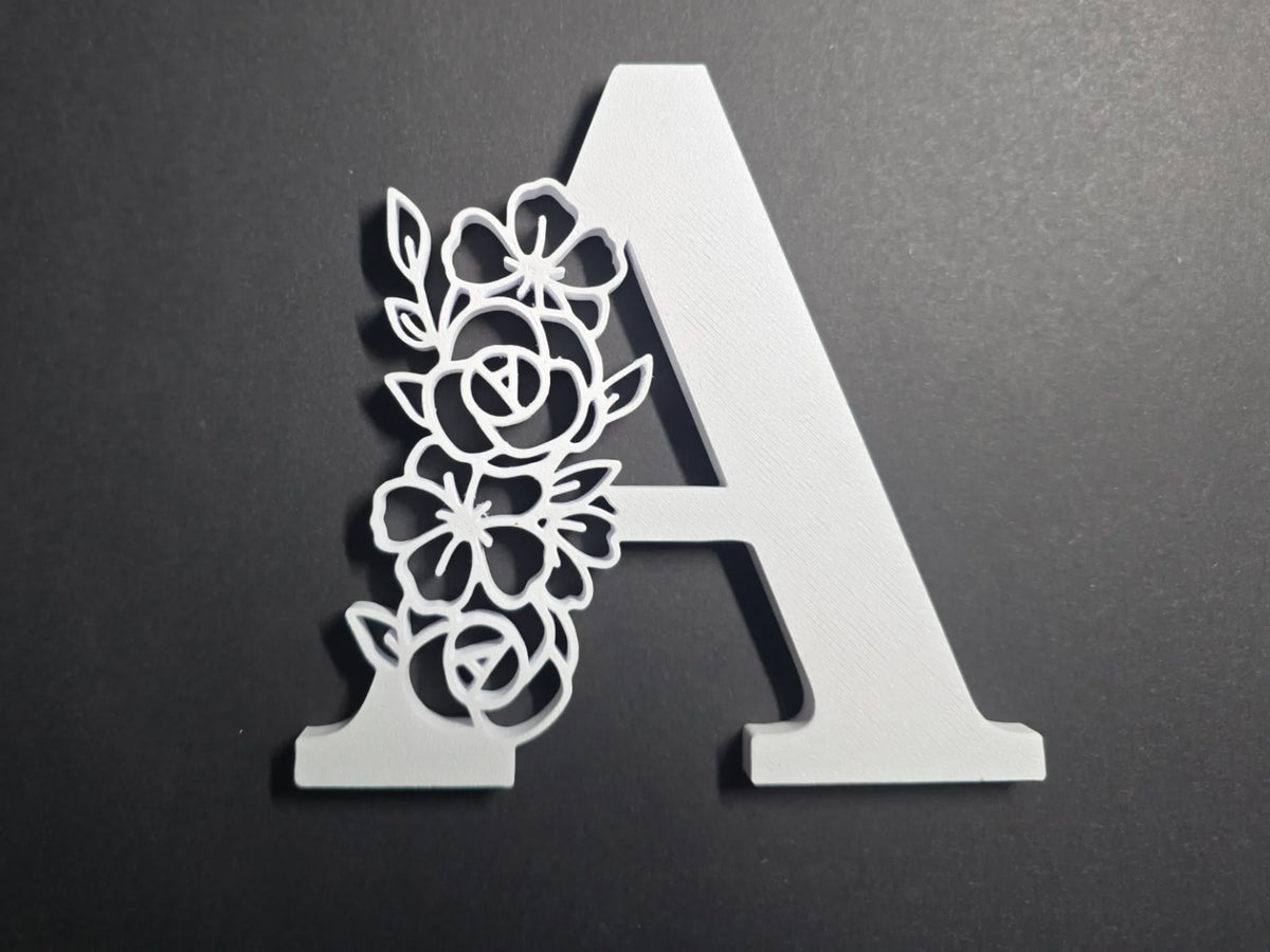 🌹 FloralInitial | Literă Decorativă 3D cu Trandafiri