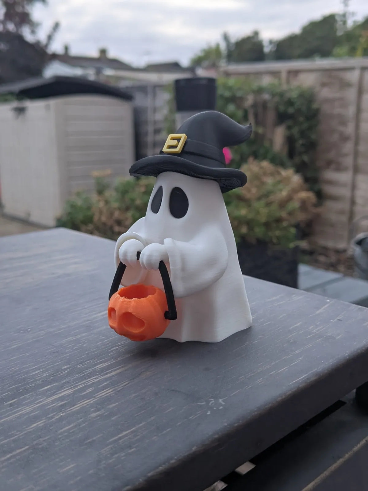 Figurină 3D Fantomă cu Pălărie de Vrăjitoare și Găleată Dovleac „Witch Ghost with Pumpkin”