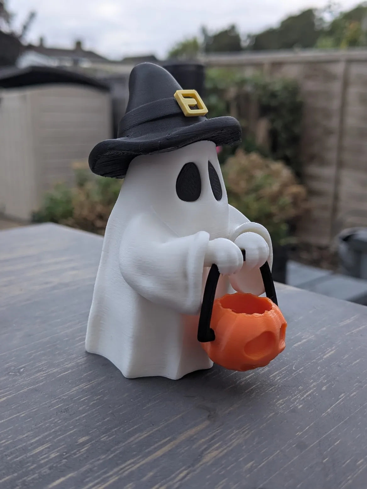 Figurină 3D Fantomă cu Pălărie de Vrăjitoare și Găleată Dovleac „Witch Ghost with Pumpkin”