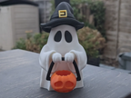 Figurină 3D Fantomă cu Pălărie de Vrăjitoare și Găleată Dovleac „Witch Ghost with Pumpkin”
