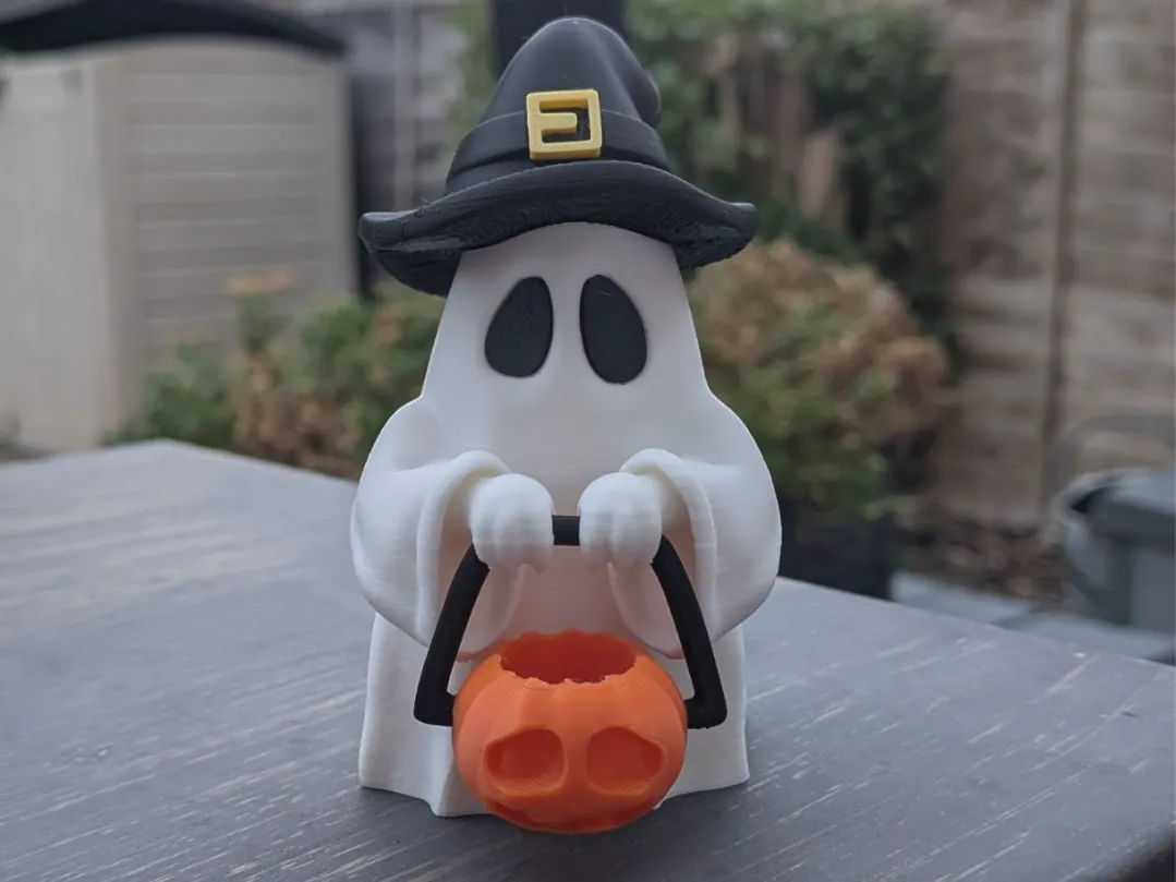 Figurină 3D Fantomă cu Pălărie de Vrăjitoare și Găleată Dovleac „Witch Ghost with Pumpkin”