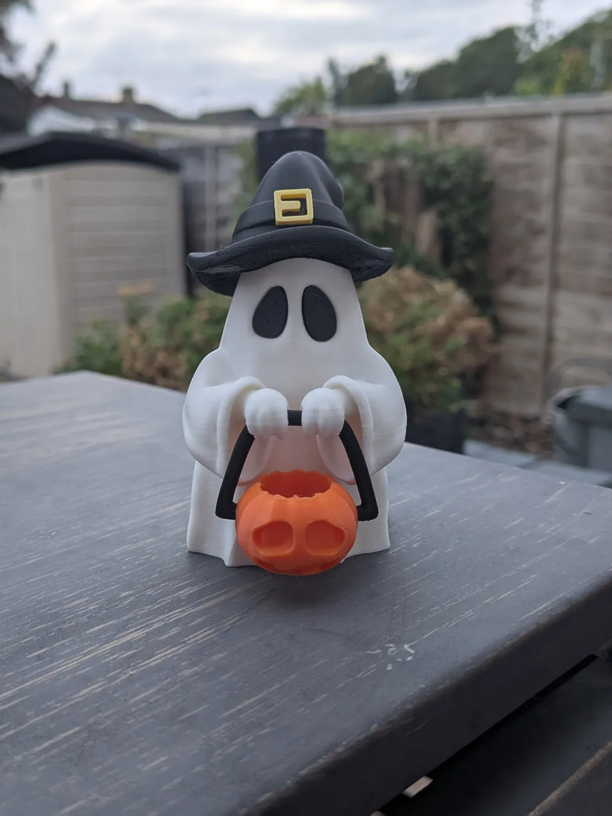 Figurină 3D Fantomă cu Pălărie de Vrăjitoare și Găleată Dovleac „Witch Ghost with Pumpkin”