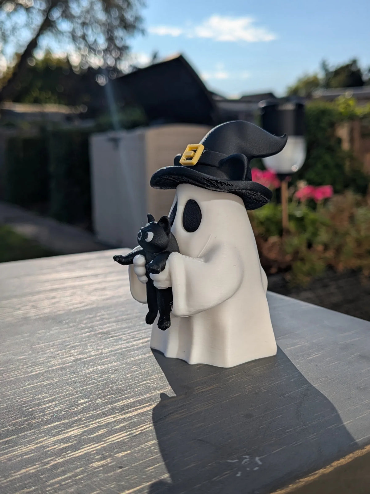 Figurină 3D Fantomă cu Pălărie și Pisicuță Neagră „Ghost with Cat”