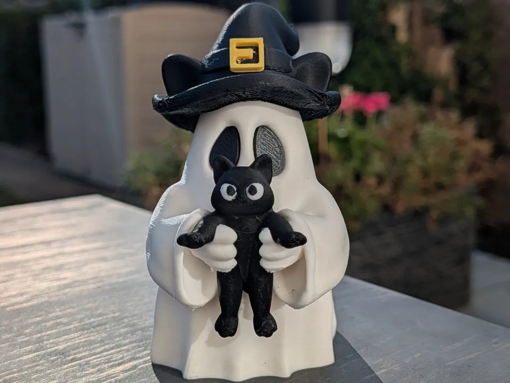 Figurină 3D Fantomă cu Pălărie și Pisicuță Neagră „Ghost with Cat”