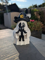 Figurină 3D Fantomă cu Pălărie și Pisicuță Neagră „Ghost with Cat”