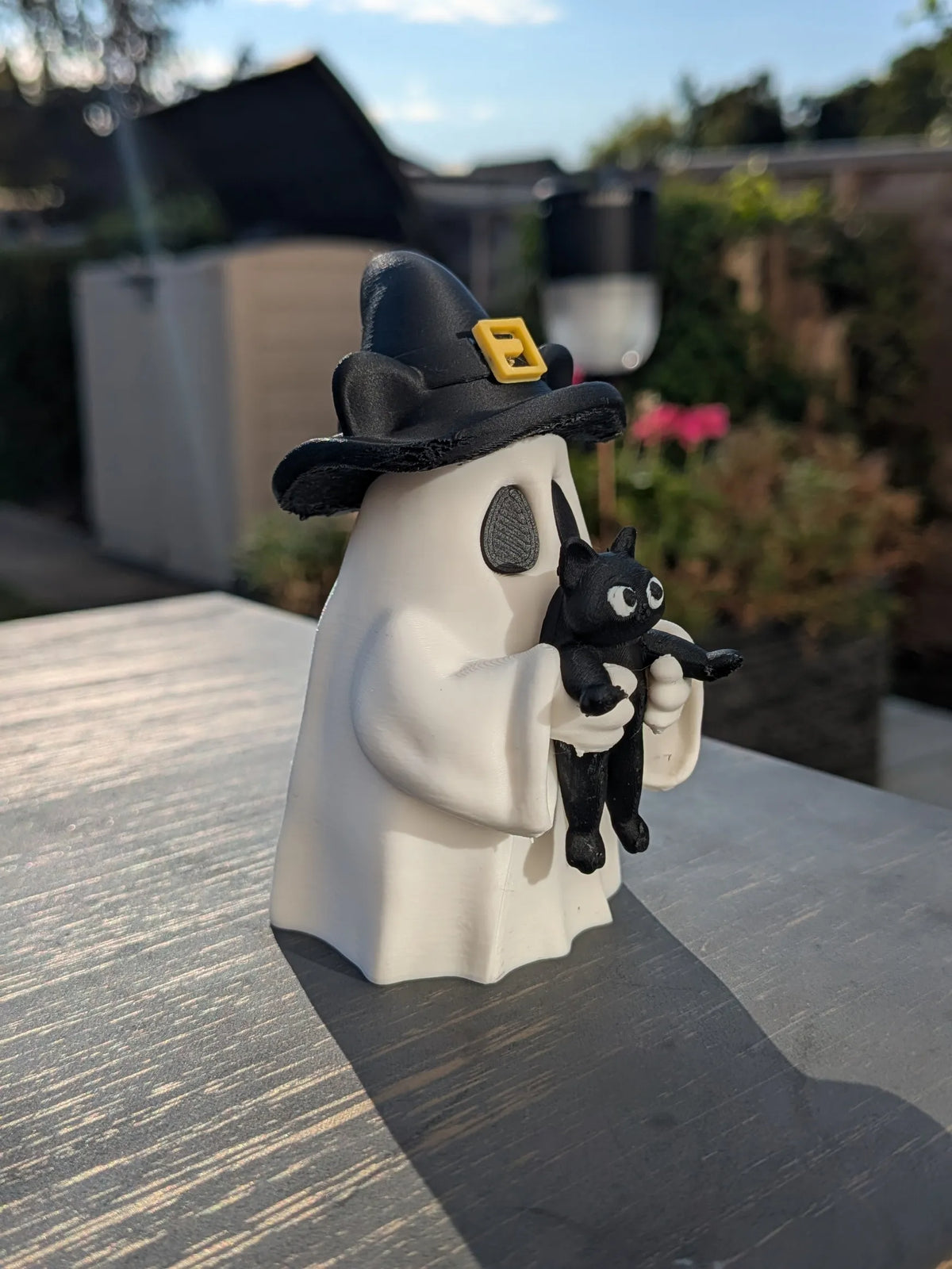 Figurină 3D Fantomă cu Pălărie și Pisicuță Neagră „Ghost with Cat”