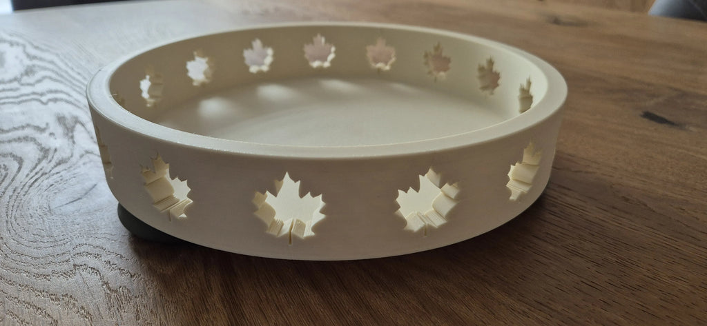 Tavă Decorativă Circulară cu Frunze Decupate „MapleRing Tray” 3D