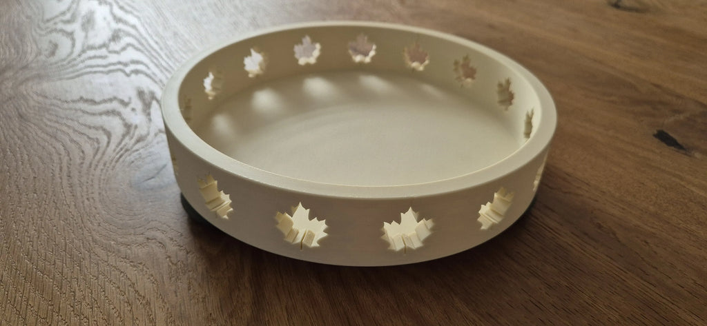 Tavă Decorativă Circulară cu Frunze Decupate „MapleRing Tray” 3D