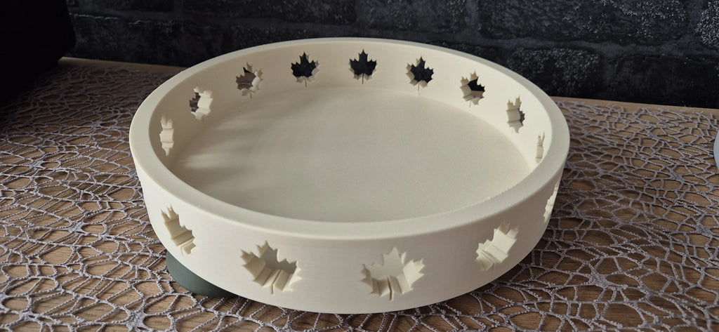 Tavă Decorativă Circulară cu Frunze Decupate „MapleRing Tray” 3D