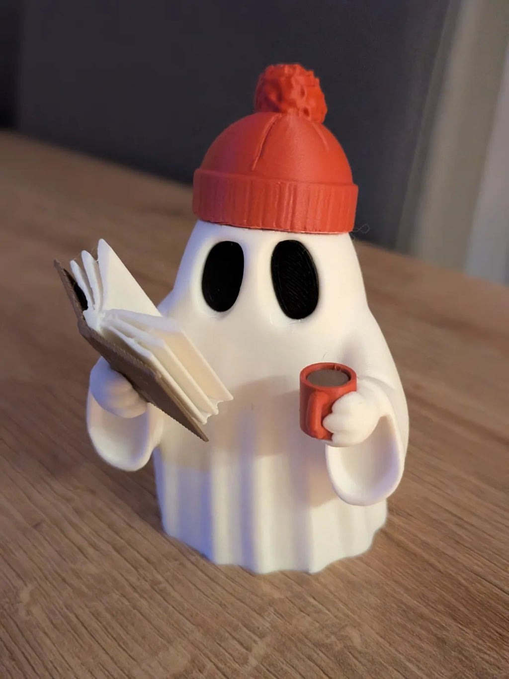Figurină 3D Fantomă Cititoare cu Căciulă și Cană „Cozy Reading Ghost”
