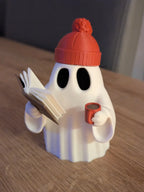 Figurină 3D Fantomă Cititoare cu Căciulă și Cană „Cozy Reading Ghost”