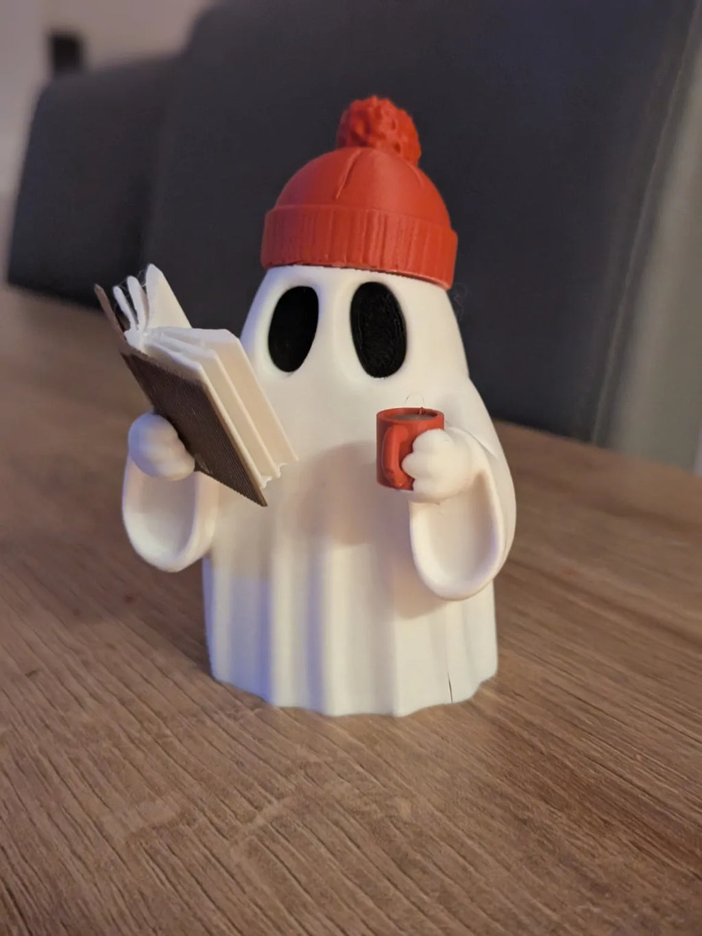 Figurină 3D Fantomă Cititoare cu Căciulă și Cană „Cozy Reading Ghost”