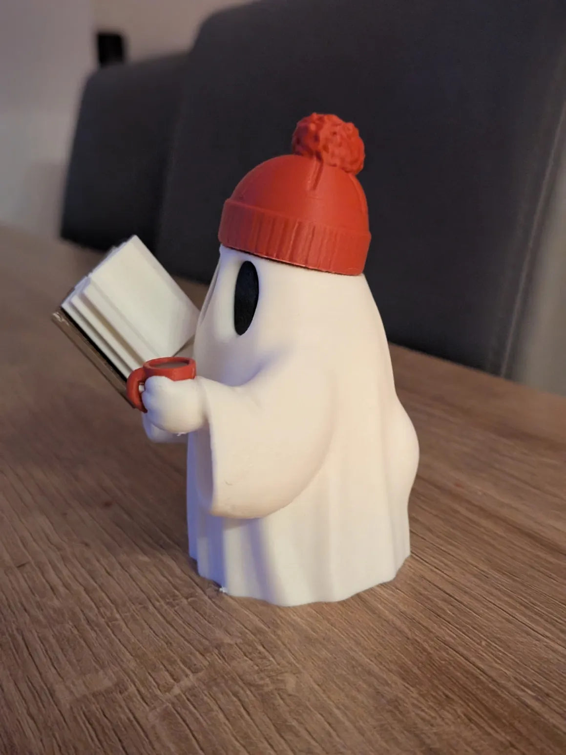 Figurină 3D Fantomă Cititoare cu Căciulă și Cană „Cozy Reading Ghost”