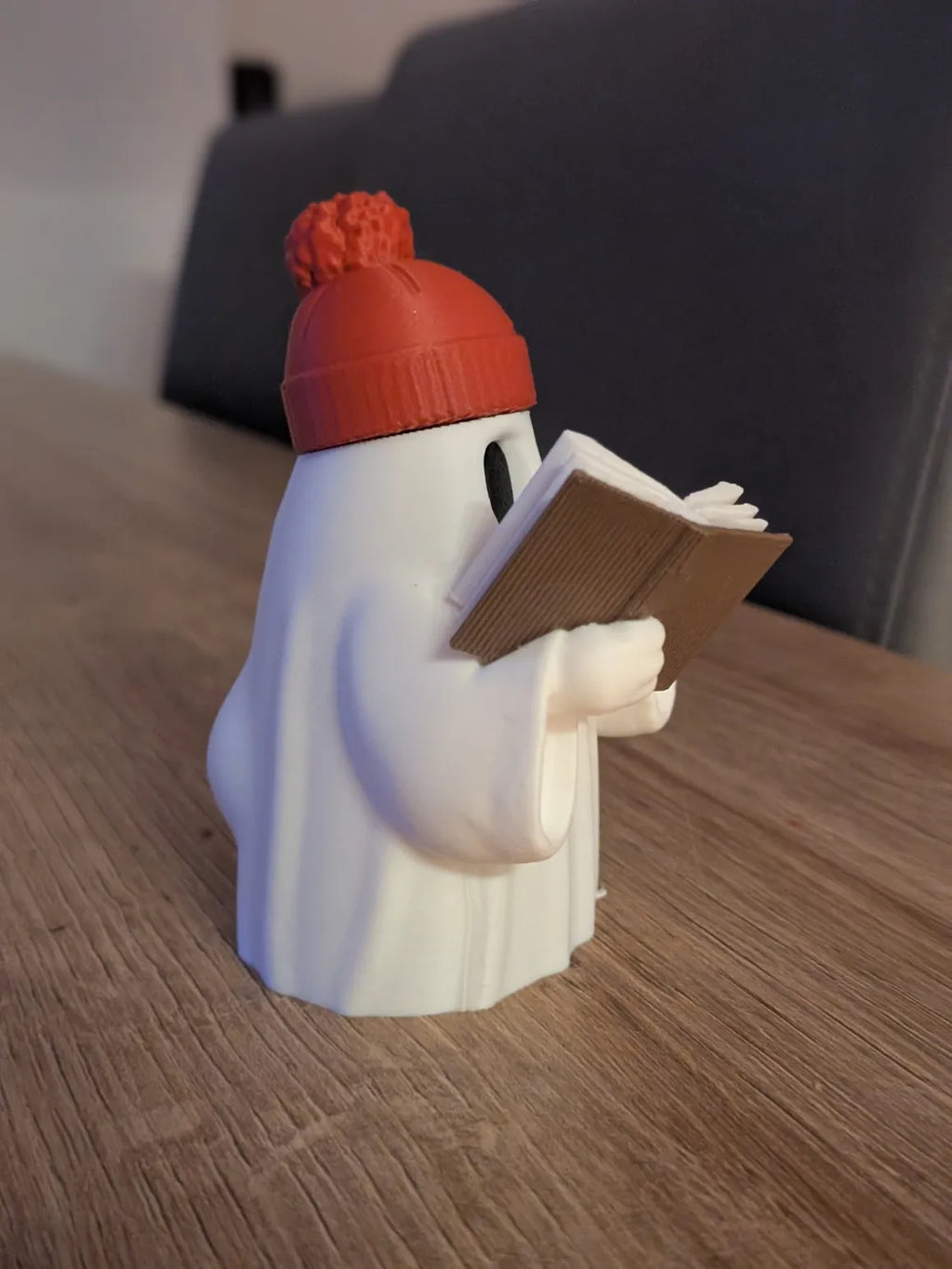 Figurină 3D Fantomă Cititoare cu Căciulă și Cană „Cozy Reading Ghost”