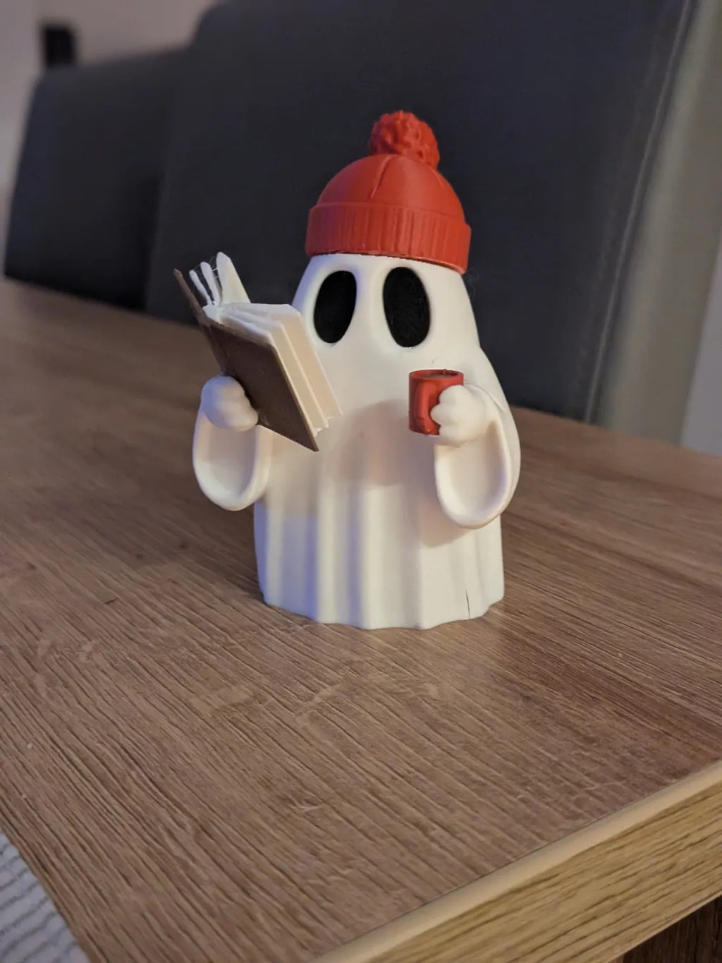 Figurină 3D Fantomă Cititoare cu Căciulă și Cană „Cozy Reading Ghost”