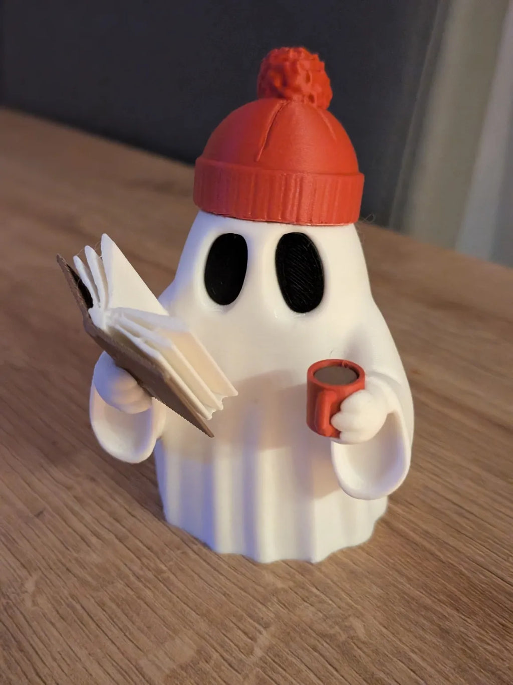 Figurină 3D Fantomă Cititoare cu Căciulă și Cană „Cozy Reading Ghost”
