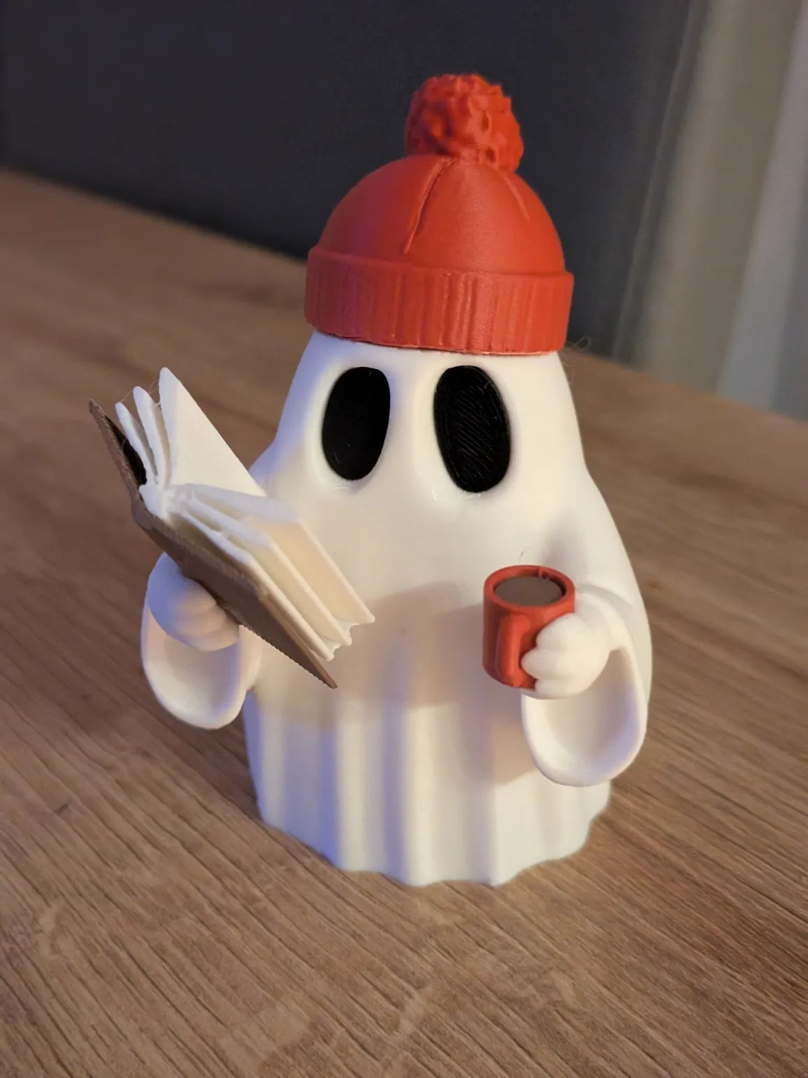 Figurină 3D Fantomă Cititoare cu Căciulă și Cană „Cozy Reading Ghost”