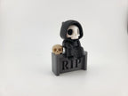 Figurină 3D Grim Reaper pe Piatră Tombatală / Miniatură Tematică cu Schelet