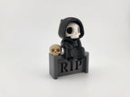 Figurină 3D Grim Reaper pe Piatră Tombatală / Miniatură Tematică cu Schelet