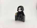 Figurină 3D Grim Reaper pe Piatră Tombatală / Miniatură Tematică cu Schelet