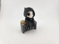 Figurină 3D Grim Reaper pe Piatră Tombatală / Miniatură Tematică cu Schelet