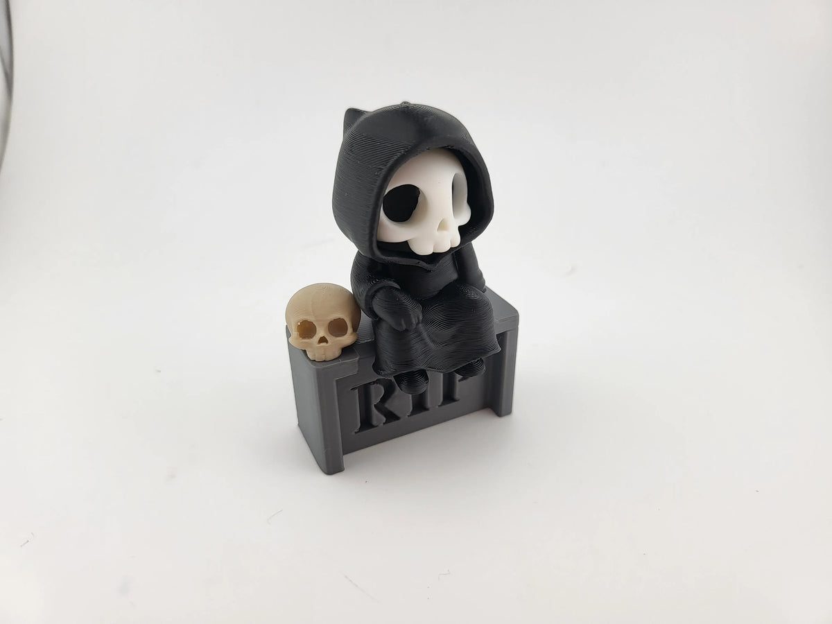 Figurină 3D Grim Reaper pe Piatră Tombatală / Miniatură Tematică cu Schelet