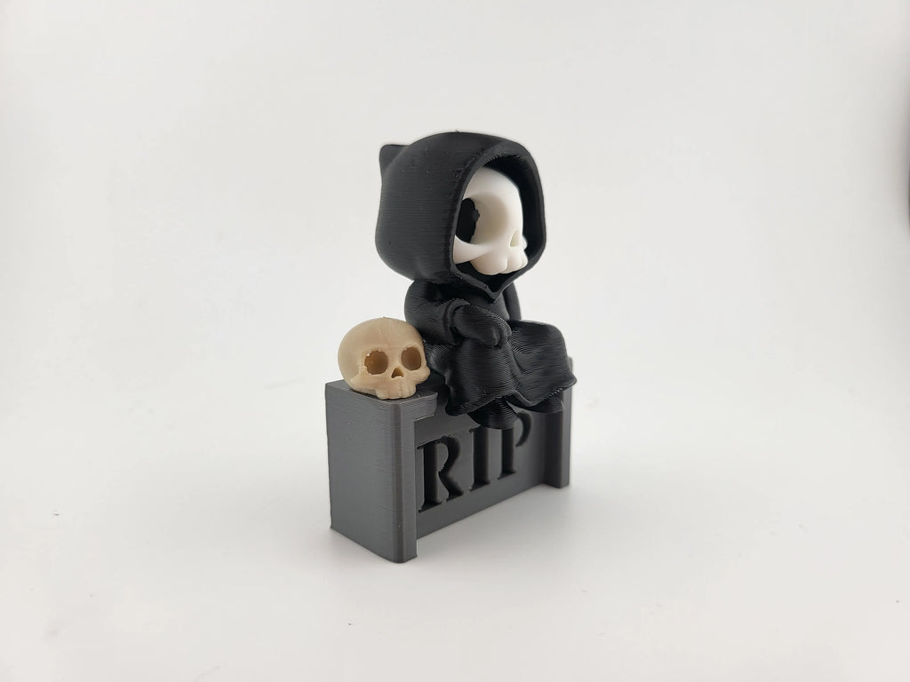 Figurină 3D Grim Reaper pe Piatră Tombatală / Miniatură Tematică cu Schelet