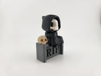 Figurină 3D Grim Reaper pe Piatră Tombatală / Miniatură Tematică cu Schelet