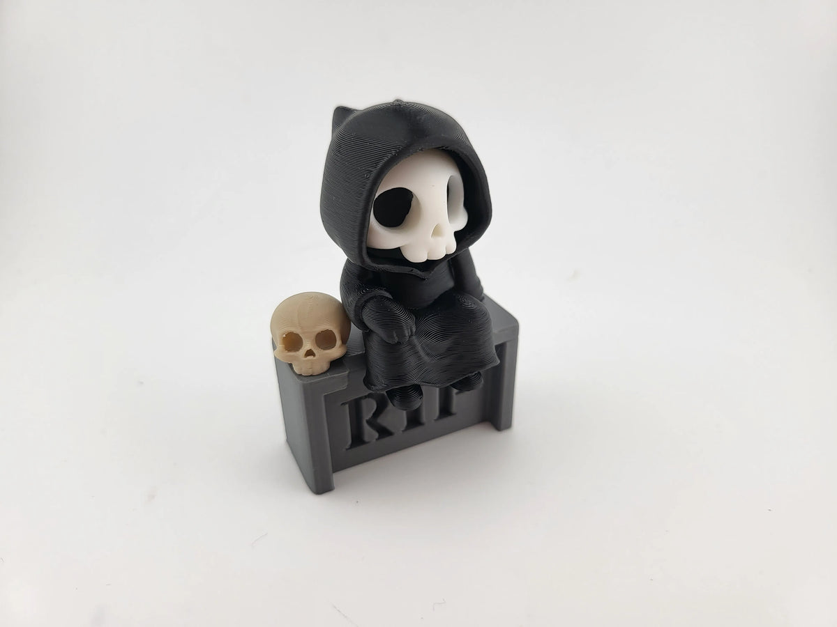 Figurină 3D Grim Reaper pe Piatră Tombatală / Miniatură Tematică cu Schelet