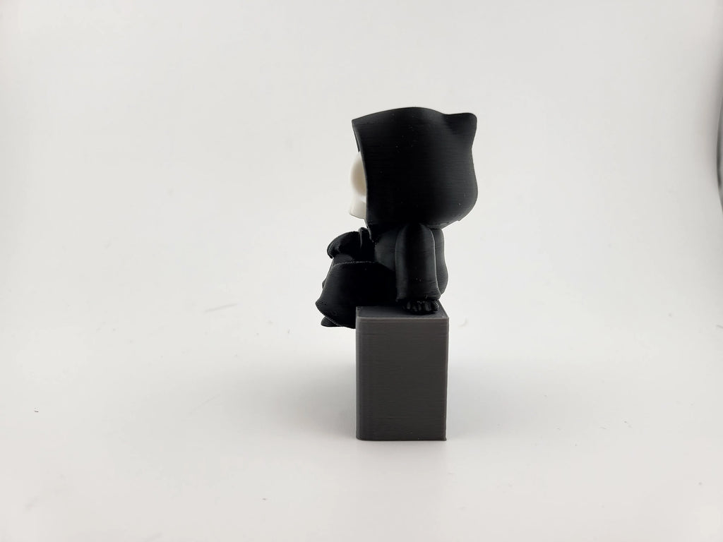 Figurină 3D Grim Reaper pe Piatră Tombatală / Miniatură Tematică cu Schelet
