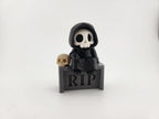 Figurină 3D Grim Reaper pe Piatră Tombatală / Miniatură Tematică cu Schelet