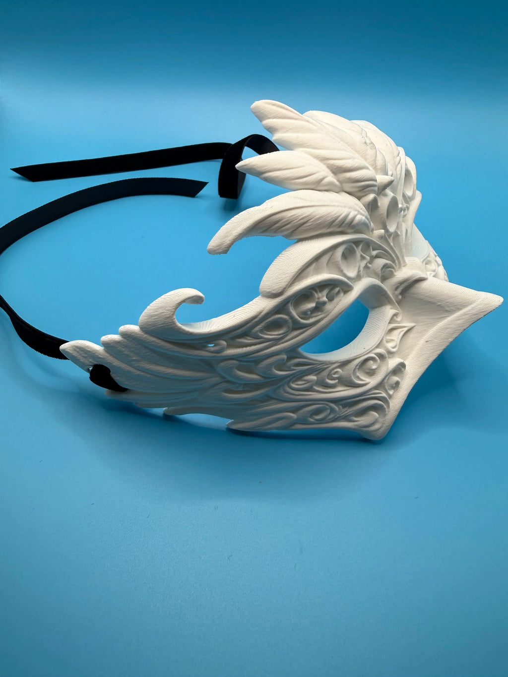 Mască Venețiană de Ochi cu Pene și Filigran „Feather Masquerade Mask” 3D
