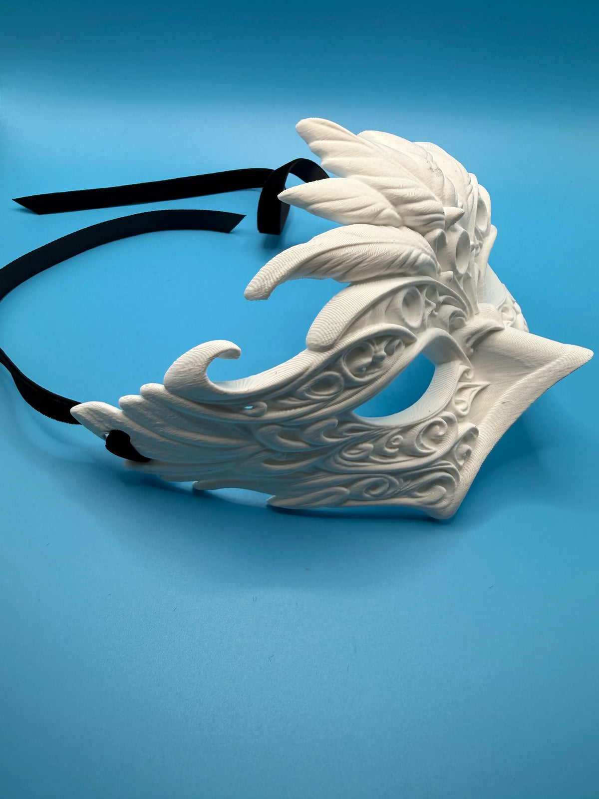 Mască Venețiană de Ochi cu Pene și Filigran „Feather Masquerade Mask” 3D