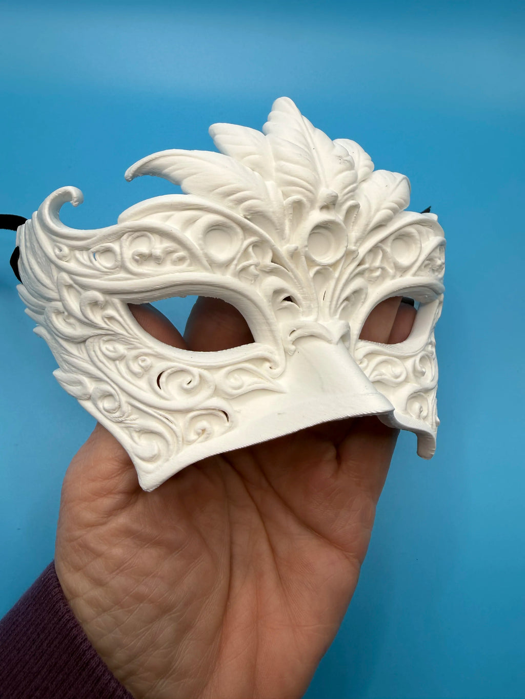 Mască Venețiană de Ochi cu Pene și Filigran „Feather Masquerade Mask” 3D