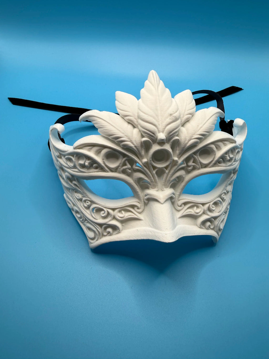 Mască Venețiană de Ochi cu Pene și Filigran „Feather Masquerade Mask” 3D