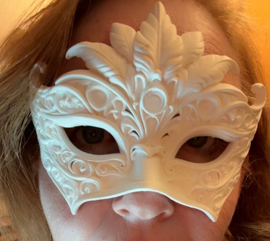 Mască Venețiană de Ochi cu Pene și Filigran „Feather Masquerade Mask” 3D