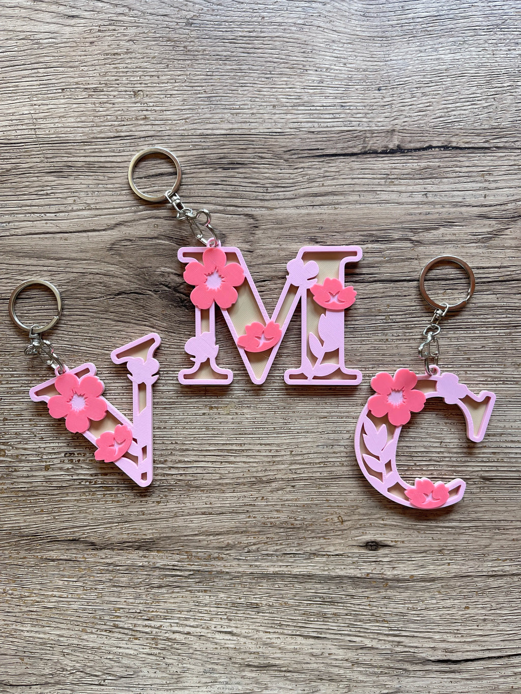 🌸 FloralKey 3D | Breloc Initială Personalizată cu Flori