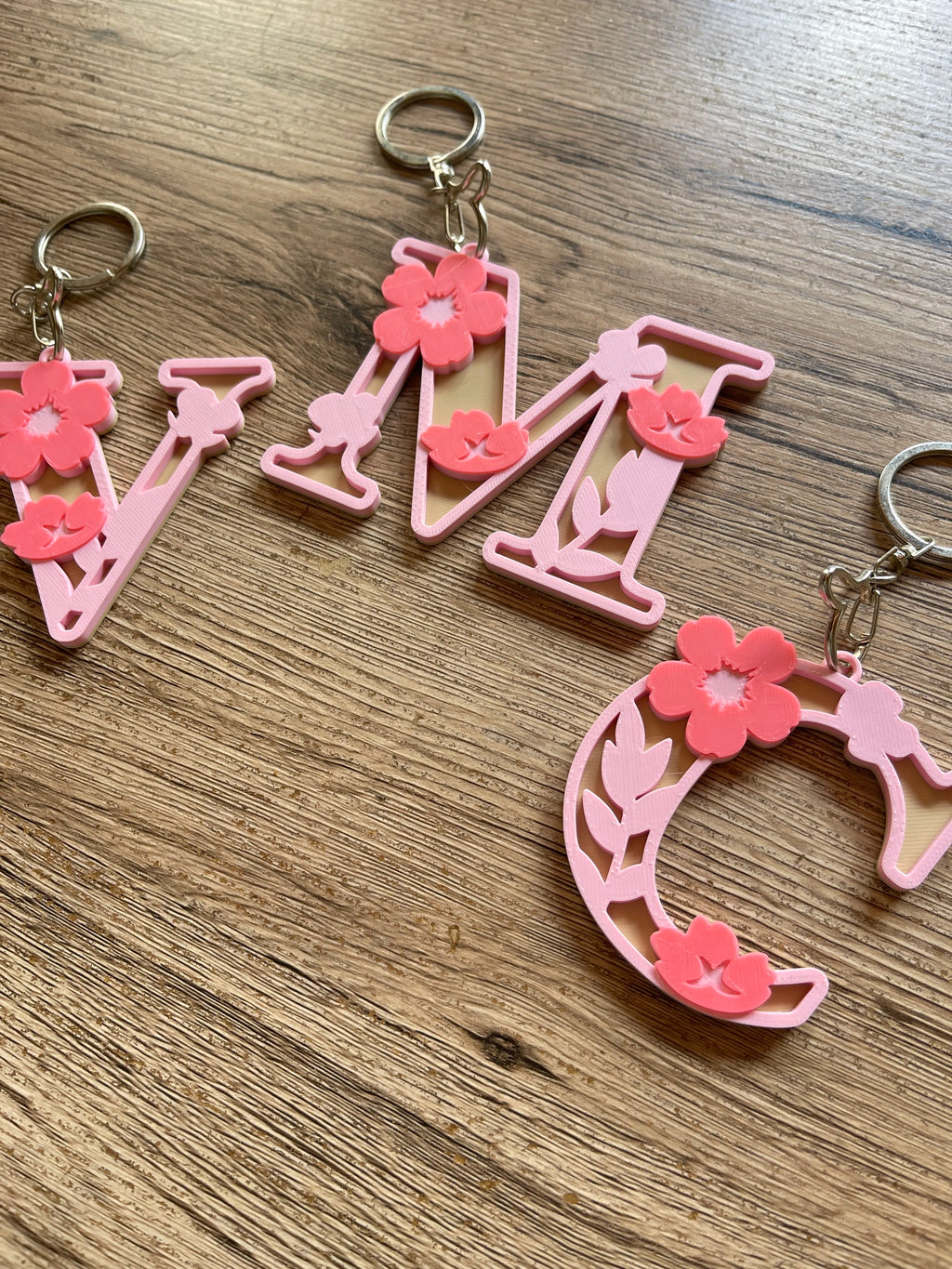 🌸 FloralKey 3D | Breloc Initială Personalizată cu Flori