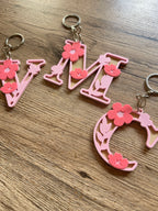🌸 FloralKey 3D | Breloc Initială Personalizată cu Flori