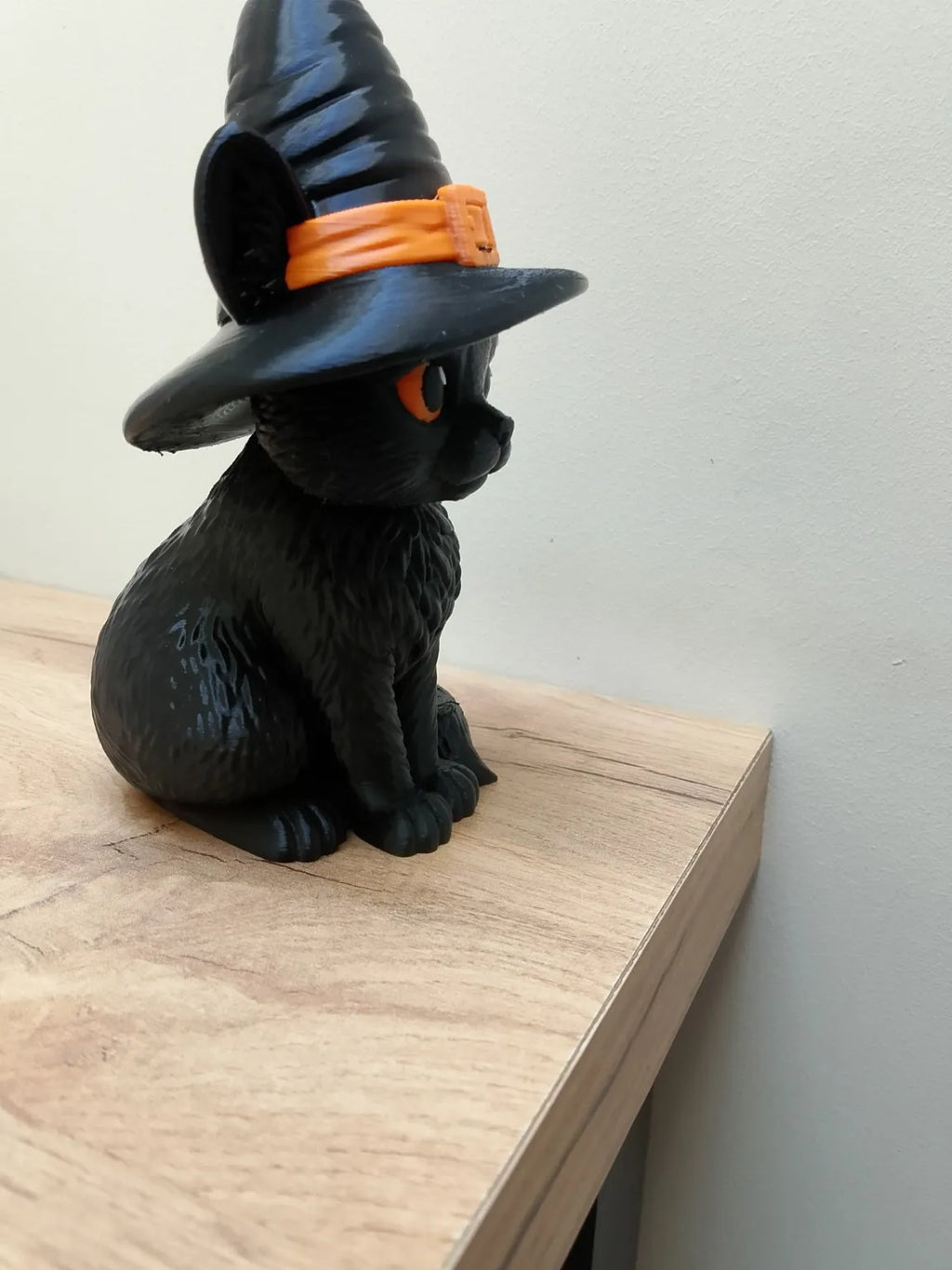 Figurină 3D Pisică Neagră cu Pălărie de Vrăjitoare „Witch Cat”