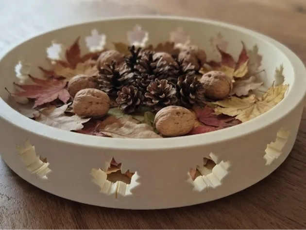 Tavă Decorativă Circulară cu Frunze Decupate „MapleRing Tray” 3D