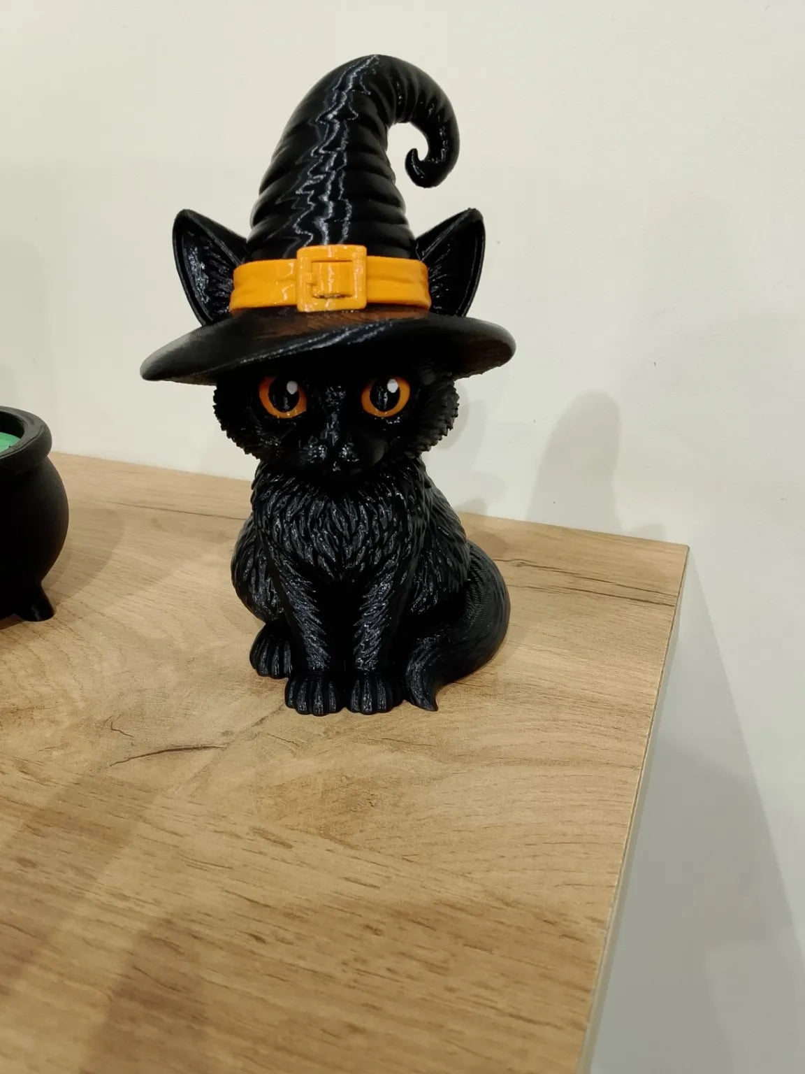 Figurină 3D Pisică Neagră cu Pălărie de Vrăjitoare „Witch Cat”